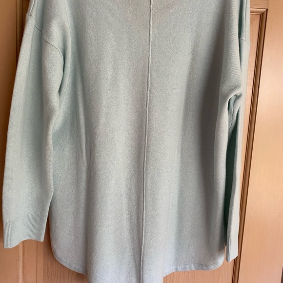 Talbots Cashmere v-neck, shirttail hem sweater - Picture 2 of 3